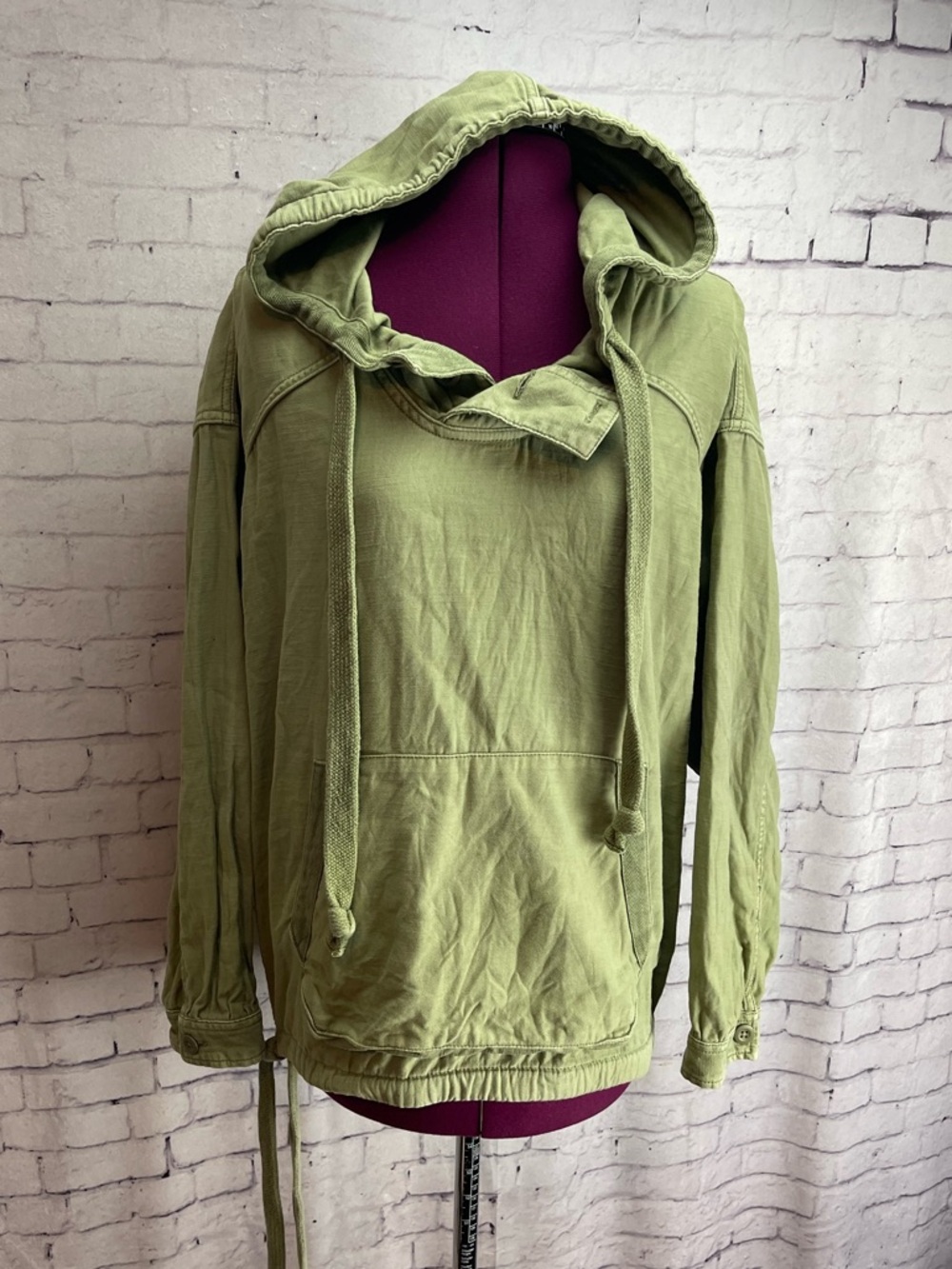 American Eagle Outfitters size medium green pull over utility hoodie